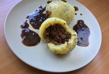 Teller mit gefüllten Klößen und Sauce
