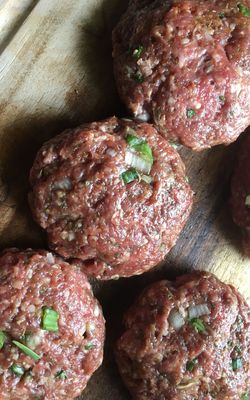 Rohe Hackfleischbällchen