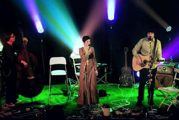 Band "Mrs Greenbird" auf der Bühne mit Sängerin, Gitarrist und Cellist
