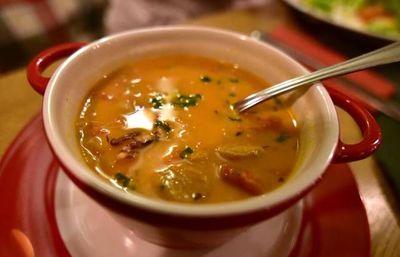 Suppenschüssel mit Suppe und Löffel