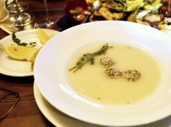 Suppenteller mit Zitronensuppe