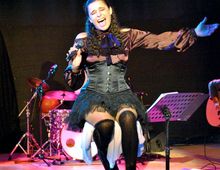 Julia Neigel beim Singen auf einer Bühne