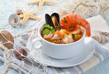 Schüssel mit Fischsuppe