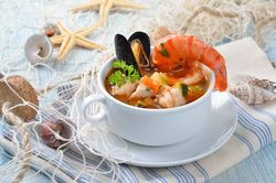 Schüssel mit Fischsuppe
