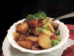 Schüssel mit Bratkartoffeln