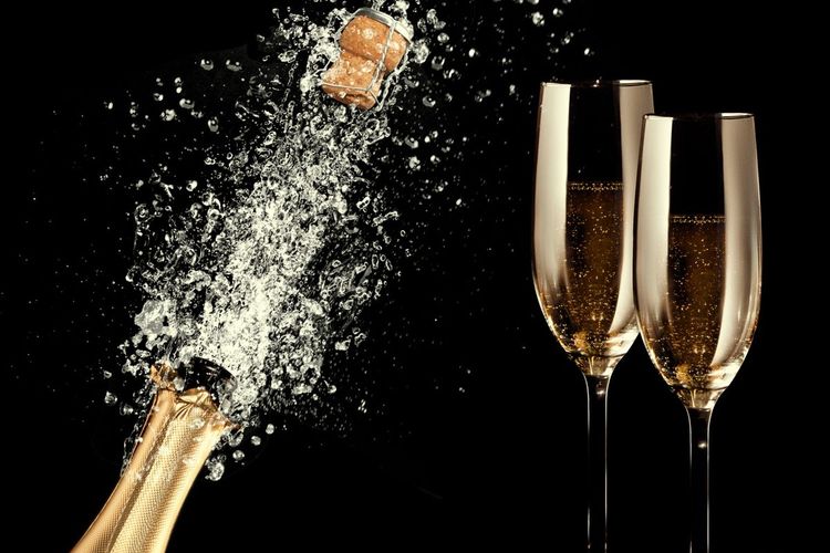 Sektflasche mit zwei gefüllten Sektgläsern