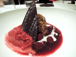 Kräftige, dunkle Schokolade und Kirschen etc.