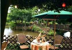 Idyllischer Garten des Restaurants Burrweiler Mühle
