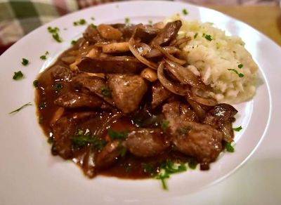 Teller mit Kalbsleber