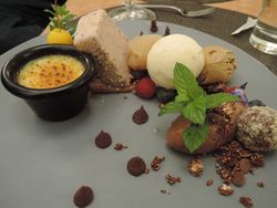 Teller mit verschiedenen Nachspeisen wie Crème brûlée