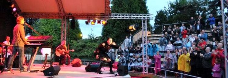 Julia Neigel mit Band auf einer Bühne