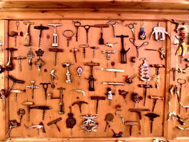 Wand mit sehr vielen verschiedenen Korkenziehern