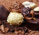 Verschiedene Pralinen mit geraspelter Schokolade