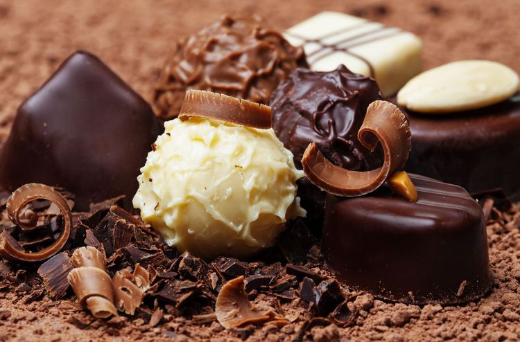 Verschiedene Pralinen mit geraspelter Schokolade