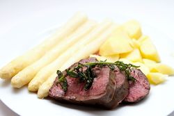 Teller mit Spargeln, Salzkartoffeln und drei Stück Rinderfilet