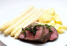 Teller mit Spargeln, Salzkartoffeln und drei Stück Rinderfilet