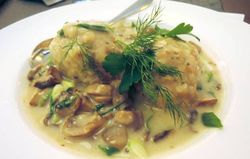 Teller mit Knödeln und Beilagen