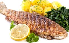 Forelle mit Salzkartoffeln und Spinat