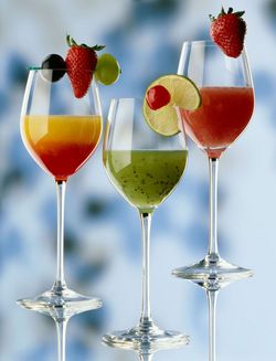 Drei Gläser mit Cocktails