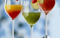 Drei Gläser mit Cocktails