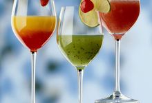 Drei Gläser mit Cocktails