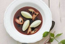 Schüssel mit Holunderbeersuppe