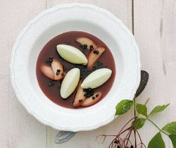 Schüssel mit Holunderbeersuppe