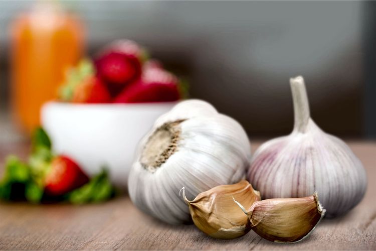 Knoblauchknollen und Knoblauchzehen