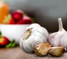 Knoblauchknollen und Knoblauchzehen