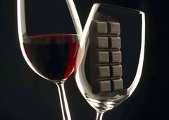 Ein Glas mit Rotwein und ein Glas mit Schokolade