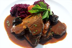 Teller mit Wildschweinbraten, Sauce und Rotkraut
