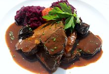 Teller mit Wildschweinbraten, Sauce und Rotkraut