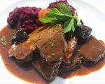 Wildschweinbraten mit Rotkraut und Sauce