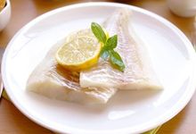 Teller mit Fisch und Zitronenscheibe
