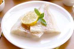 Teller mit Fisch und Zitronenscheibe