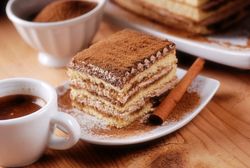 Tiramisu mit einer Tasse Kaffee