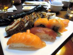 Teller mit verschiedenen Sushi-Gerichten und Reis