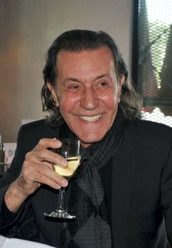 Portrait von Albert Hammond mit Glas Weißwein in der Hand