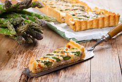 Spargel-Quiche-Stücke mit frischem grünen Spargel