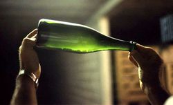 Hochgehaltene Champagnerflasche