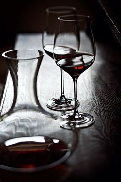 Eine Karaffee und zwei Gläser mit Rotwein