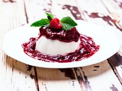 Teller mit Lavendel-Honig Panna Cotta