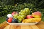 Schale mit Obst und Gemüse
